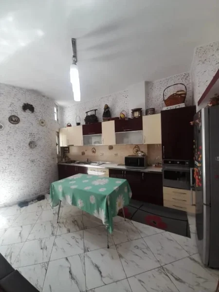Tirane, jepet me qera Banesë 1+1+Ballkon, Kati 4, 65 m²,Çmimi 42.000 Lekë të Reja, Pranë Emerald Center,tek 5 MAJ, Tiranë.