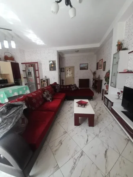 Tirane, jepet me qera Banesë 1+1+Ballkon, Kati 4, 65 m²,Çmimi 42.000 Lekë të Reja, Pranë Emerald Center,tek 5 MAJ, Tiranë.
