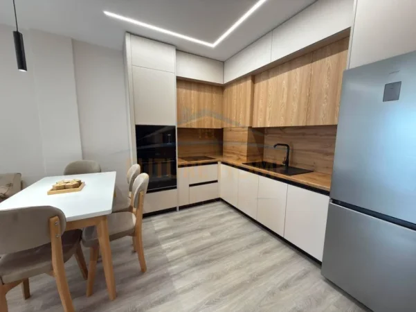 Tirane, jepet me qera apartament 1+1+Post Parkimi+Ballkon Kati 3, 77 m² 70,000 Lekë (Kompleksi E88, Rruga Dritan Hoxha)