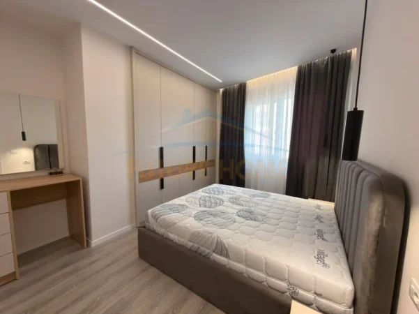 Tirane, jepet me qera apartament 1+1+Post Parkimi+Ballkon Kati 3, 77 m² 70,000 Lekë (Kompleksi E88, Rruga Dritan Hoxha)