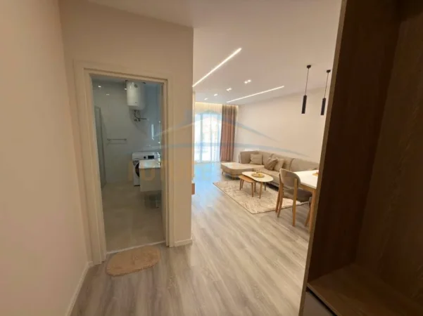 Tirane, jepet me qera apartament 1+1+Post Parkimi+Ballkon Kati 3, 77 m² 70,000 Lekë (Kompleksi E88, Rruga Dritan Hoxha)
