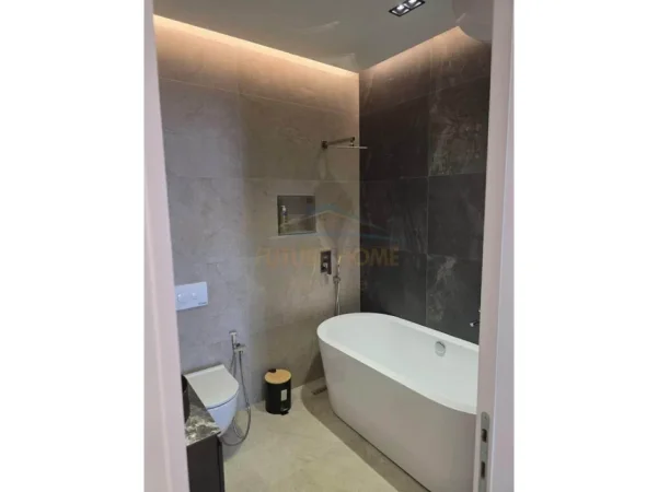 Tirane, jepet me qera apartament 2+1+Ballkon Kati 7, 117 m² 1.100 € (Unaza e Re)