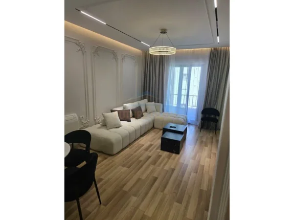 Tirane, jepet me qera apartament 2+1+Ballkon Kati 7, 117 m² 1.100 € (Unaza e Re)