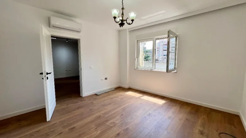 ZYRE ME QERA: 2 Ambiente Pune 📍Stadiumi Air Albania - Buze Rruge Kryesore || 1050€/Muaj - Pallat i Ri - K.3 - SP.77m² - Lokacion Premium