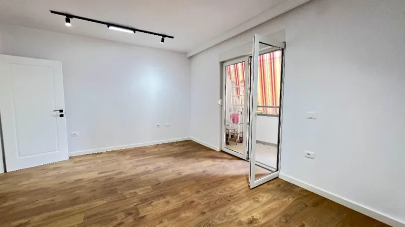 ZYRE ME QERA: 2 Ambiente Pune 📍Stadiumi Air Albania - Buze Rruge Kryesore || 1050€/Muaj - Pallat i Ri - K.3 - SP.77m² - Lokacion Premium