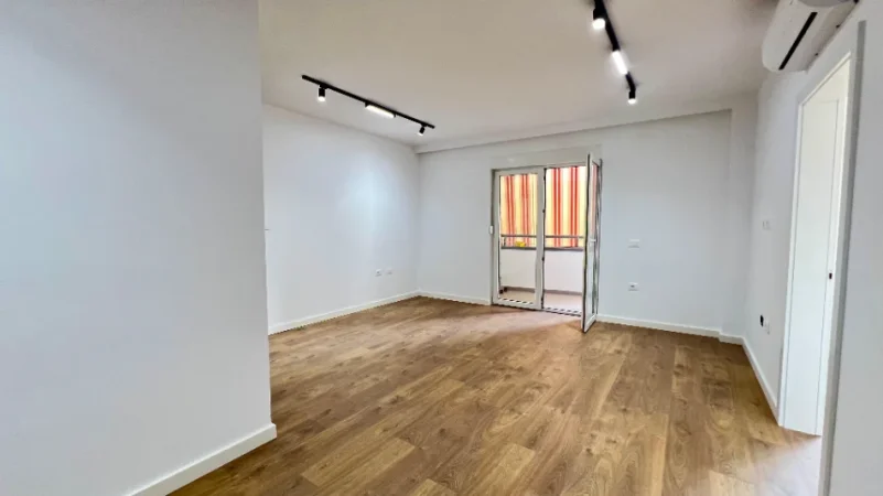 ZYRE ME QERA: 2 Ambiente Pune 📍Stadiumi Air Albania - Buze Rruge Kryesore || 1050€/Muaj - Pallat i Ri - K.3 - SP.77m² - Lokacion Premium