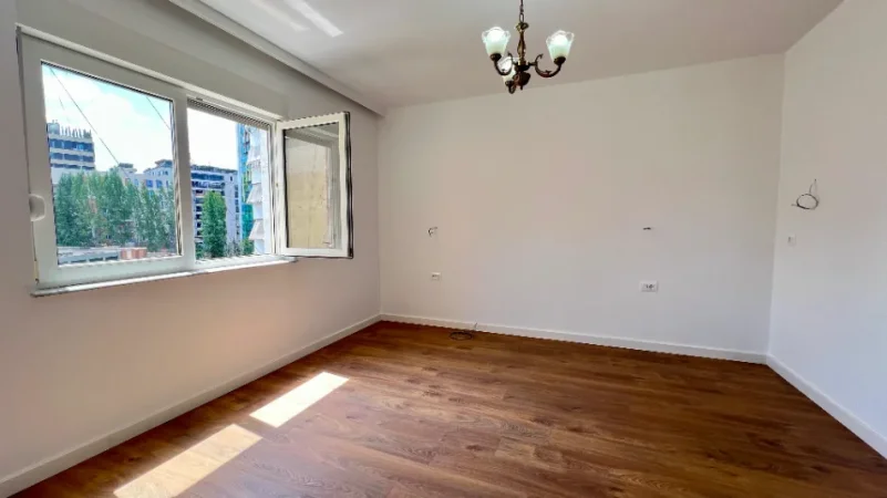 ZYRE ME QERA: 2 Ambiente Pune 📍Stadiumi Air Albania - Buze Rruge Kryesore || 1050€/Muaj - Pallat i Ri - K.3 - SP.77m² - Lokacion Premium