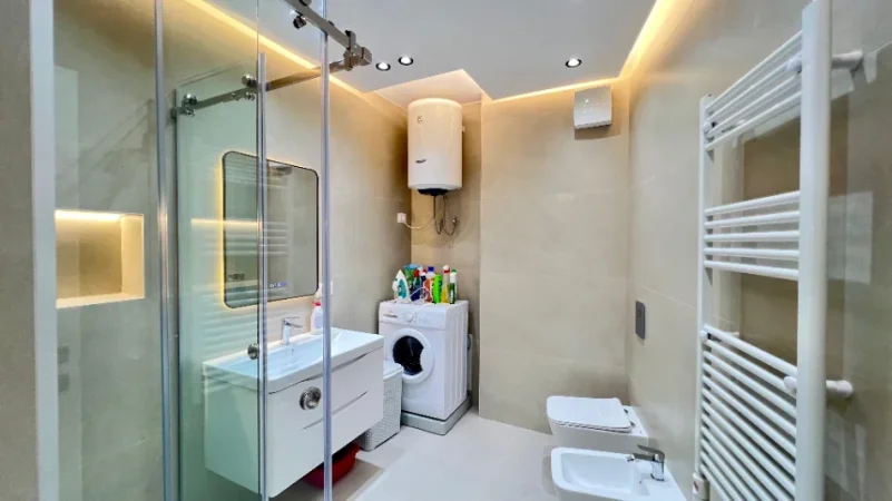ZYRE ME QERA: 2 Ambiente Pune 📍Stadiumi Air Albania - Buze Rruge Kryesore || 1050€/Muaj - Pallat i Ri - K.3 - SP.77m² - Lokacion Premium