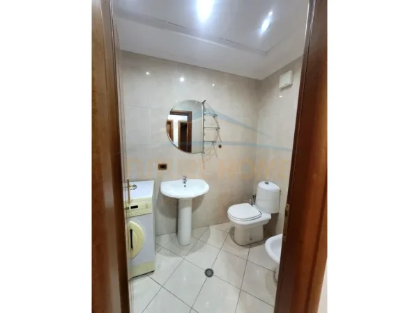 Tirane, jepet me qera apartament 2+1+Ballkon Kati 5, 115 m² 750 € (21 Dhjetori)