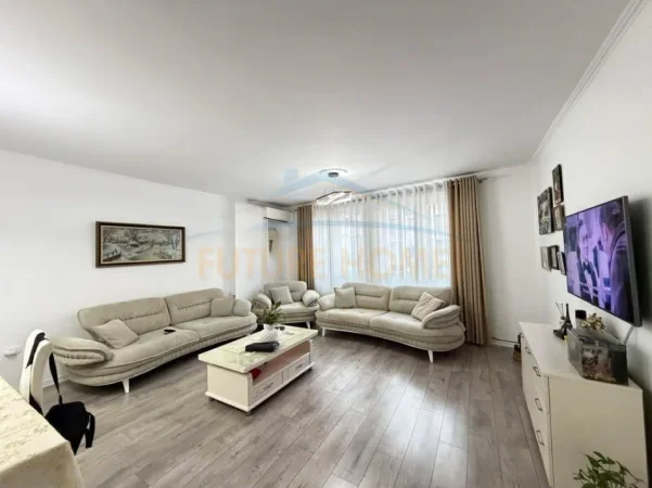 Tirane, shitet apartament 2+1+Ballkon Kati 4, 97 m² 152.000 € (Pallatet Cabej, Misto Mame)