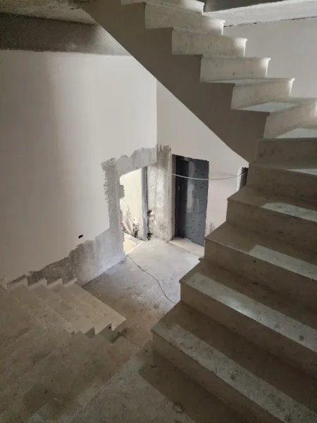 Tirane, shitet apartament 2+1+Ballkon Kati 1, 100 m² 