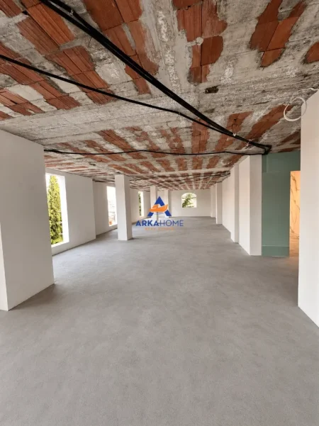 Tirane, jepet me qera ambjent biznesi Kati 2, 1.000 m² 10.000 € (SAUK)