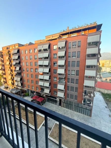 Tirane, jepet me qera 1+1 Kati 5, 55 m² 550 € (Rruga 5 maji)