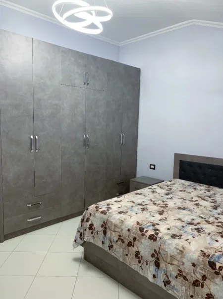 Tirane, jepet me qera apartament 2+1+Aneks+Ballkon Kati 2, 126 m² 600 € (bulevardi i ri)