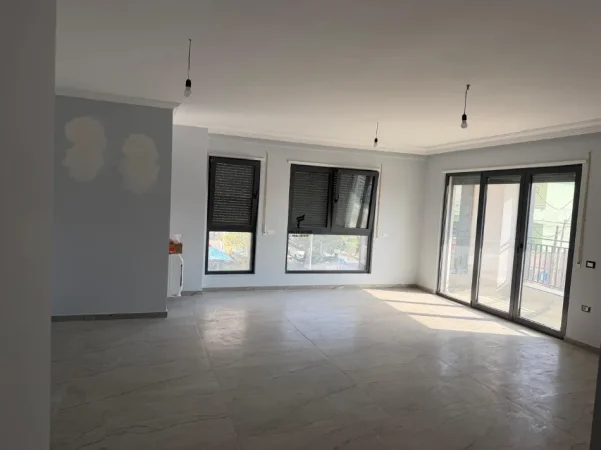 Tirane, jepet me qera zyre Kati 1, 126 m² 800 € (JORDAN MISJA)