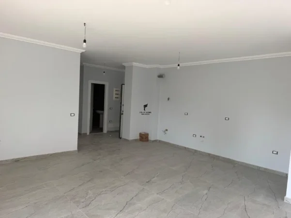 Tirane, jepet me qera zyre Kati 1, 126 m² 800 € (JORDAN MISJA)