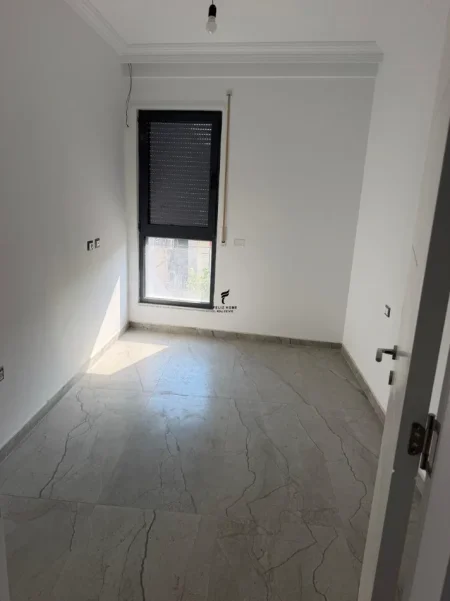 Tirane, jepet me qera zyre Kati 1, 126 m² 800 € (JORDAN MISJA)