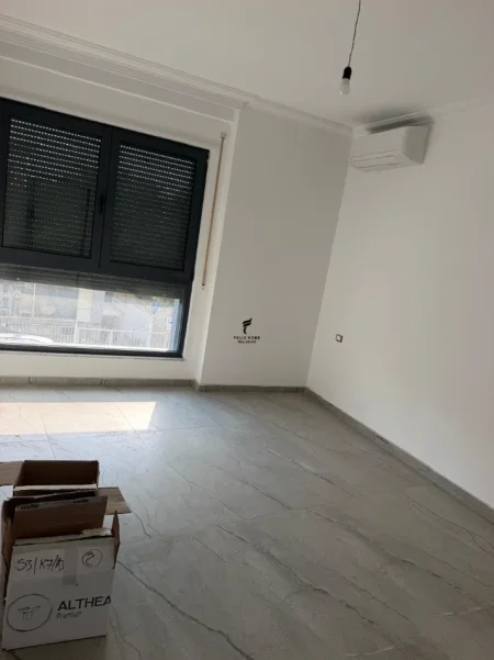 Tirane, jepet me qera zyre Kati 1, 126 m² 800 € (JORDAN MISJA)