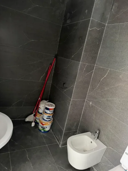 Tirane, jepet me qera zyre Kati 1, 126 m² 800 € (JORDAN MISJA)