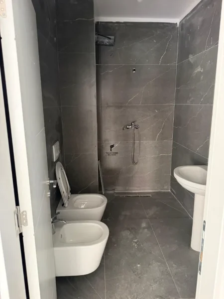 Tirane, jepet me qera zyre Kati 1, 126 m² 800 € (JORDAN MISJA)