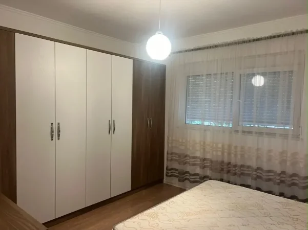 Tirane, jepet me qera apartament 3+1 Kati 4, 600 € 