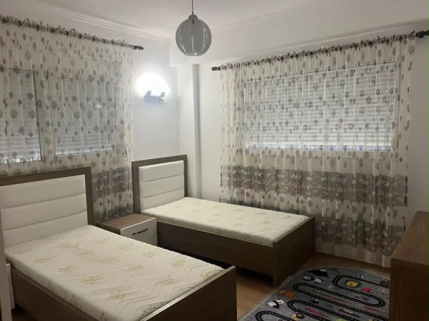 Tirane, jepet me qera apartament 3+1 Kati 4, 600 € 