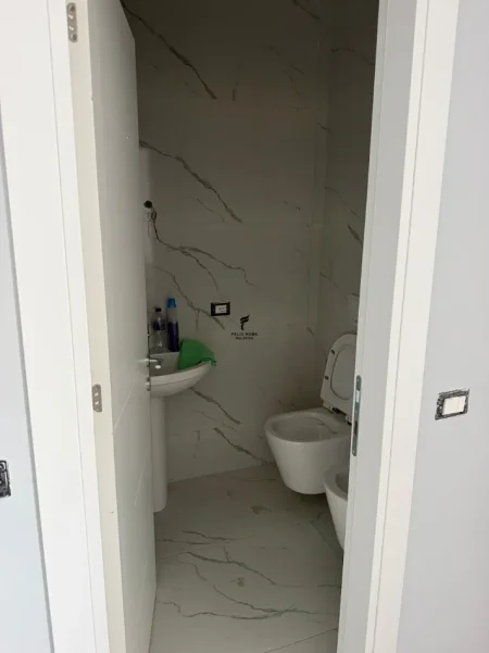 Tirane, jepet me qera zyre Kati 1, 60 m² 600 € (JORDAN MISJA)