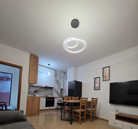 Tirane, jepet me qera apartament 1+1+Ballkon Kati 4, 60 m² 500 € (5 Maji/Zgara e "5 Majit")
