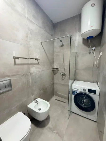 Tirane, jepet me qera apartament 1+1+Ballkon Kati 5, 55 m² 550 € (Rruga 5 Maji)
