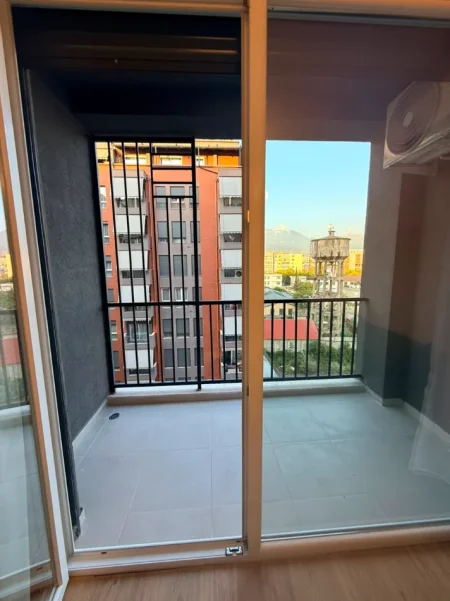 Tirane, jepet me qera apartament 1+1+Ballkon Kati 5, 55 m² 550 € (Rruga 5 Maji)