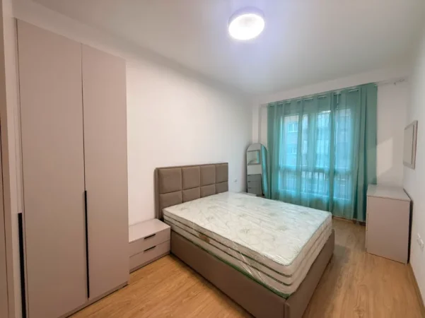 Tirane, jepet me qera apartament 1+1+Ballkon Kati 5, 55 m² 550 € (Rruga 5 Maji)