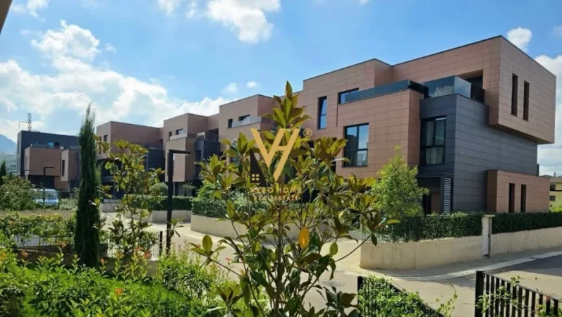 Tirane, shitet Vile tre kateshe 3+1+Ballkon Kati 0, 654 m² 800.000 € (TEG)