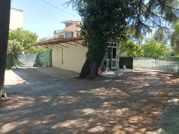 Tirane, jepet me qera ambjent biznesi Kati 0, 30.000 leke