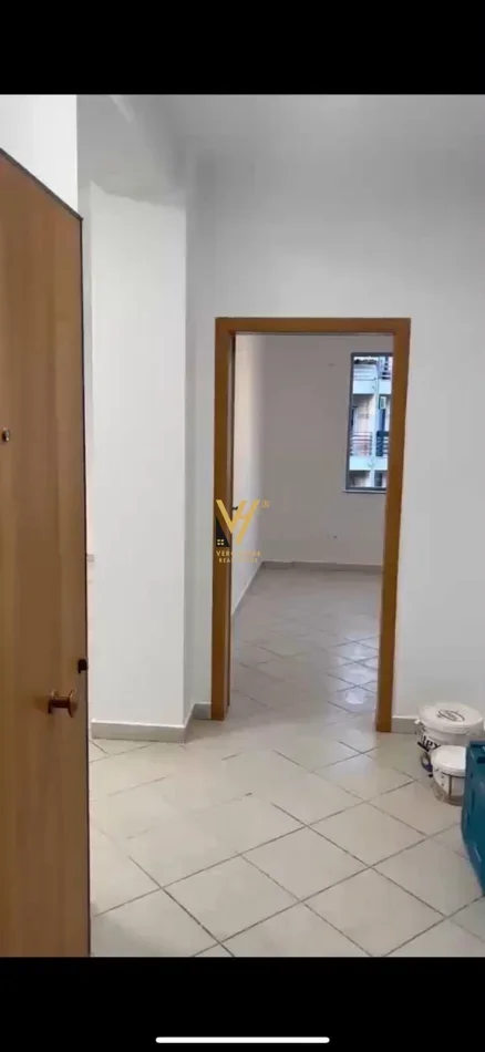 Tirane, jepet me qera apartament 2+1+Ballkon Kati 8, 100 m² 720 € (UNAZA E RE)