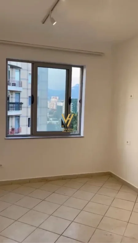 Tirane, jepet me qera apartament 2+1+Ballkon Kati 8, 100 m² 720 € (UNAZA E RE)