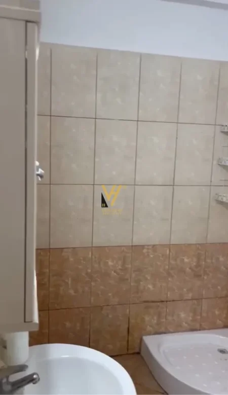 Tirane, jepet me qera apartament 2+1+Ballkon Kati 8, 100 m² 720 € (UNAZA E RE)