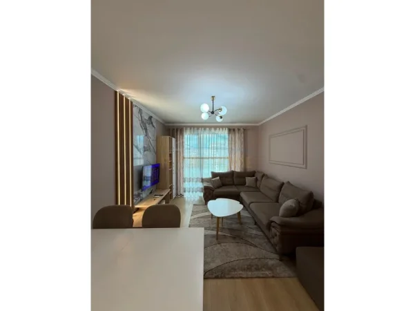 Tirane, jepet me qera apartament 1+1 Kati 8, 60 m² 600 € (Unaza e re)
