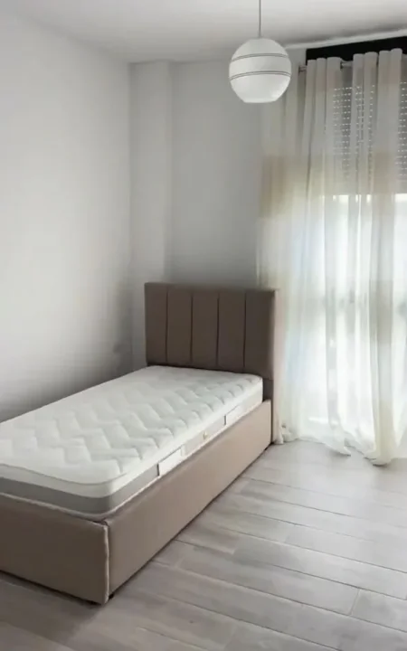 Tirane, jepet me qera apartament 3+1 Kati 2, 120 m² 500 € (5 MAJI)