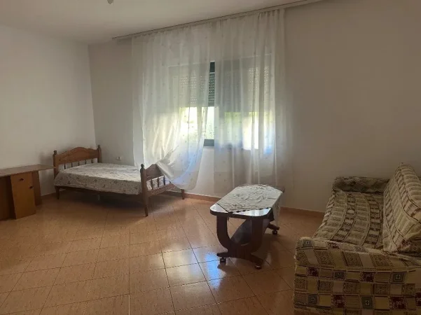 Tirane, jepet me qera apartament 1+1 Kati 1, 60 m² 260 € (Rruga Bajram Allaraj)