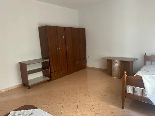 Tirane, jepet me qera apartament 1+1 Kati 1, 60 m² 260 € (Rruga Bajram Allaraj)