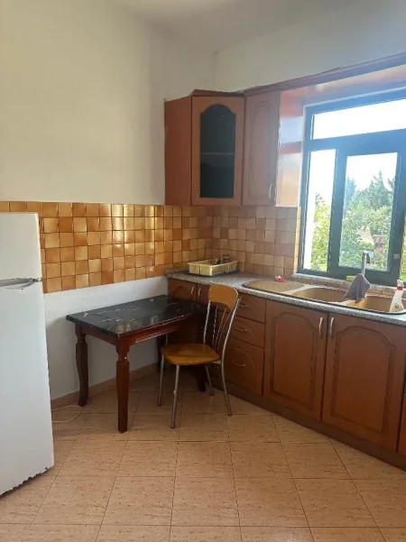 Tirane, jepet me qera apartament 1+1 Kati 1, 60 m² 260 € (Rruga Bajram Allaraj)