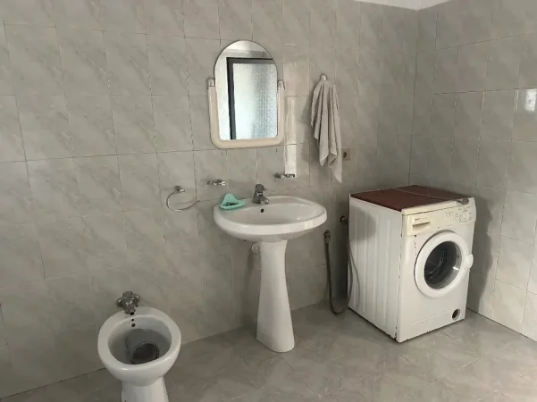 Tirane, jepet me qera apartament 1+1 Kati 1, 60 m² 260 € (Rruga Bajram Allaraj)
