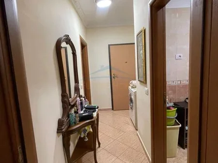Tirane, jepet me qera apartament 2+1+Ballkon Kati 2, 105 m² 550 € (Rruga 5 maji)