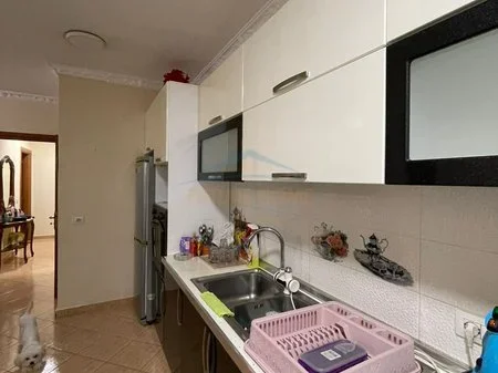 Tirane, jepet me qera apartament 2+1+Ballkon Kati 2, 105 m² 550 € (Rruga 5 maji)