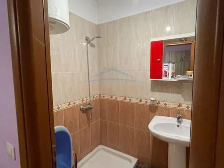 Tirane, jepet me qera apartament 2+1+Ballkon Kati 2, 105 m² 550 € (Rruga 5 maji)