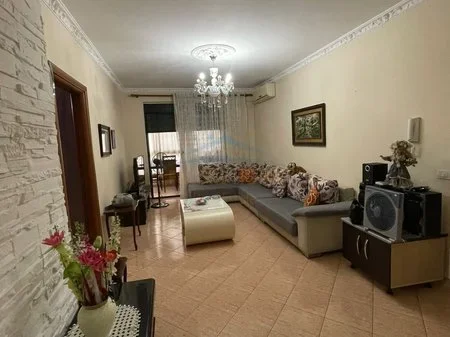 Tirane, jepet me qera apartament 2+1+Ballkon Kati 2, 105 m² 550 € (Rruga 5 maji)