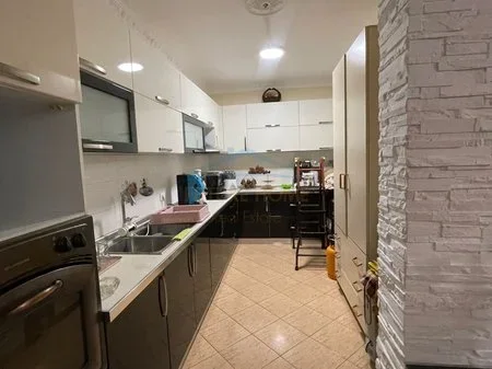 Tirane, jepet me qera apartament 2+1+Ballkon Kati 2, 105 m² 550 € (Rruga 5 maji)