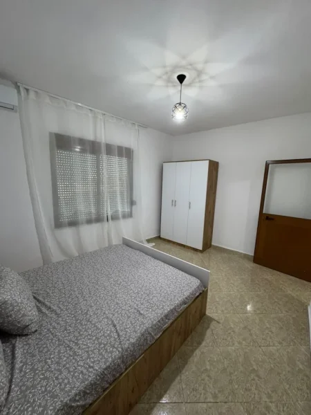 Tirane, jepet me qera apartament 1+1 Kati 2, 80 m² 400 € (Ali Demi)
