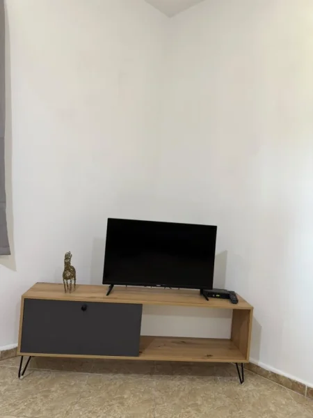 Tirane, jepet me qera apartament 1+1 Kati 2, 80 m² 400 € (Ali Demi)