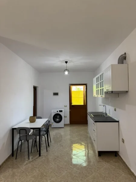 Tirane, jepet me qera apartament 1+1 Kati 2, 80 m² 400 € (Ali Demi)